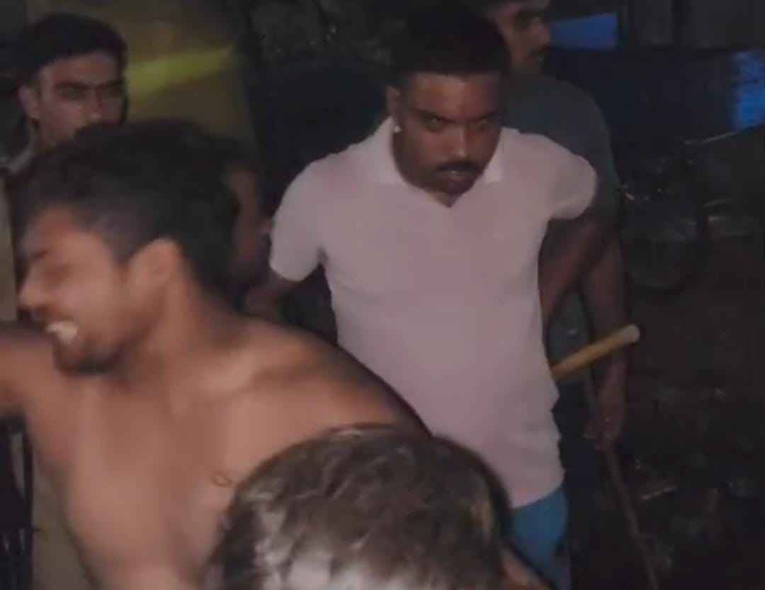 किराना दुकानदार से पुलिसकर्मियों की मारपीट का वीडियो वायरल, पांच निलंबित