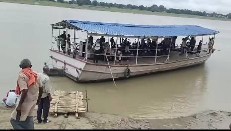 खतरों से जूझ रहे है राहगीर टेला गंगा घाट पर स्टीमर यात्रियों की बढ़ी मुश्किलें, हादसे का बना खतरा  