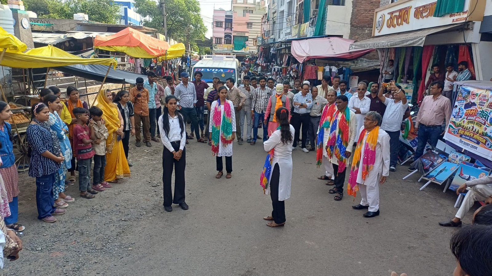 नमो सेवा"–"अनकही कहानियां’"- "नुक्कड़ नाटक"* के माध्यम से आज नगर आलोट के चौराहो पर  *विकसित भारत का संदेश*