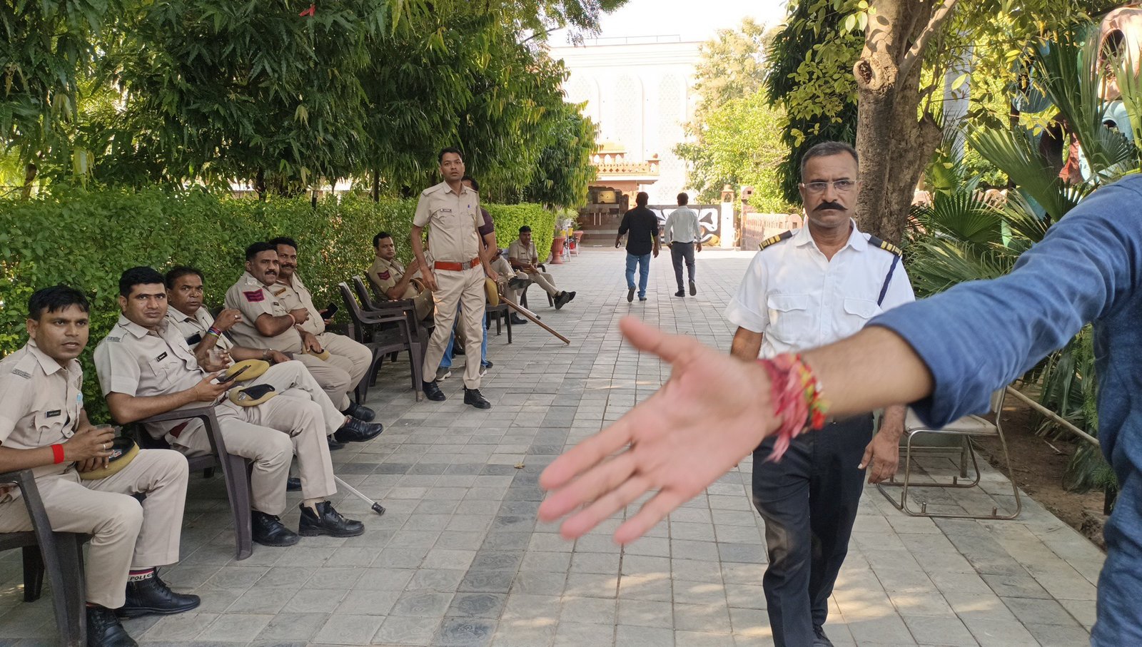 रणथंबोर रोड सरस डेयरी के पास रणथंबोर रिसोर्ट में एक व्यक्ति लोकेश उर्फ़ गोलू सैनी की मौत का मामला वहीं कोतवाली पुलिस के कार्मिक चाय का लुफ्त उठाते आये नजर और रिसॉर्ट द्वारा की जा रही खातेदारी