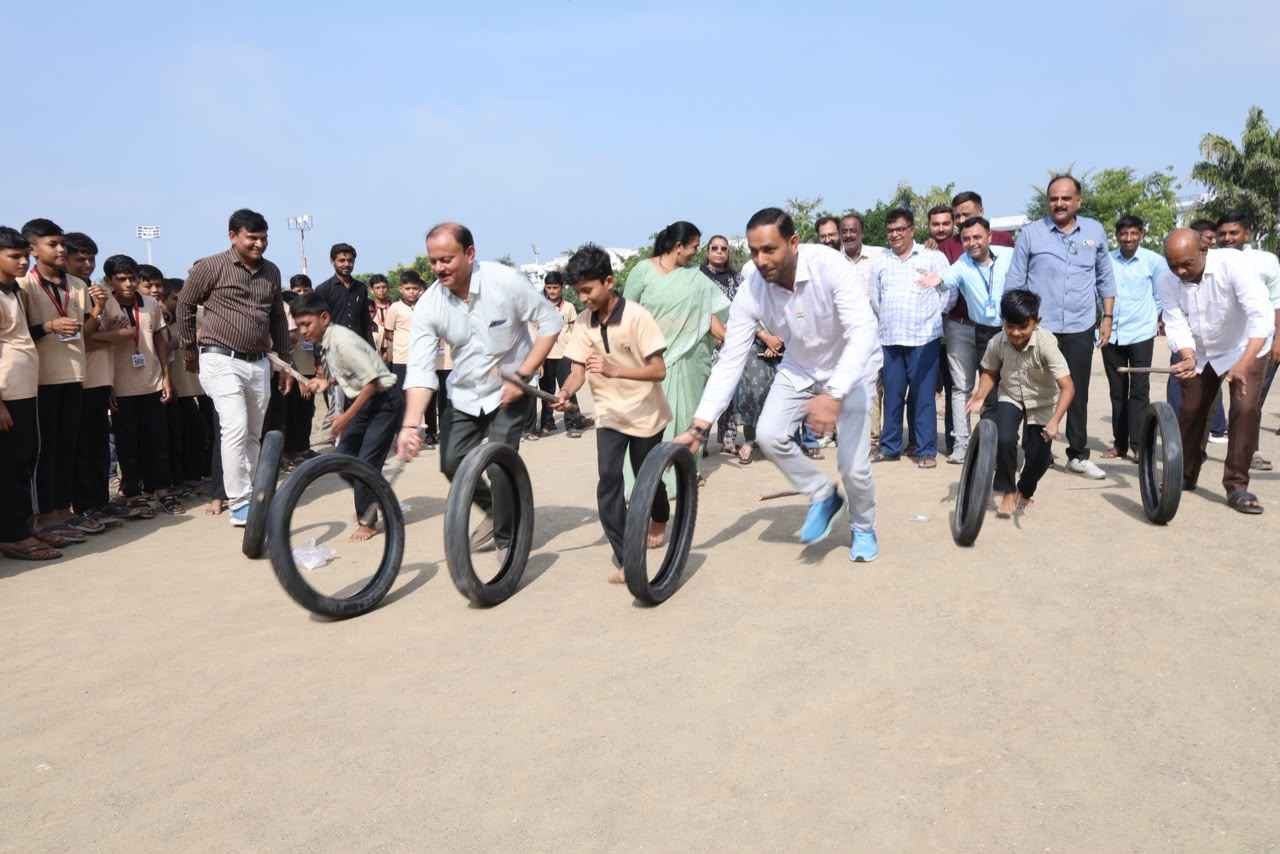 अमरेली में कानून और ऊर्जा राज्यमंत्री श्री कौशिकभाई वेकरिया ने भंवरा और खो-खो खेलकर बचपन याद किया; विद्यासभा के खिलाड़ियों का उत्साह बढ़ाया