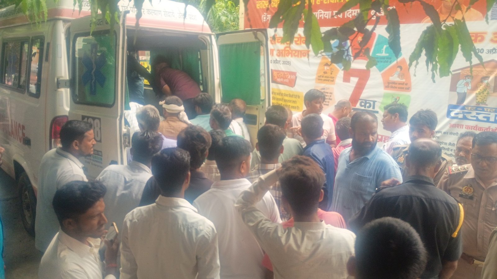 उझानी में कैंटर के चेचिस ने रौंहे बाइक सवार, शिक्षक की मौत, पीछे बैठा ग्रामीण हुआ घायल