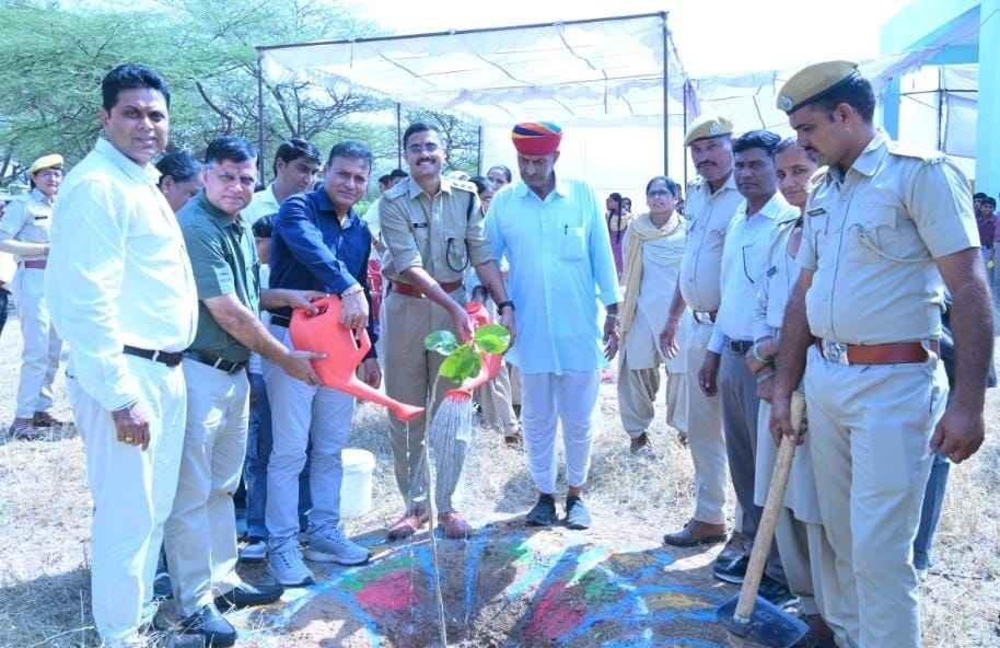 गोगेलाव कंजर्वेशन रिजर्व की लव-कुश वाटिका में 77वां वन महोत्सव आयोजित 300 पौधों का किया पौधारोपण
