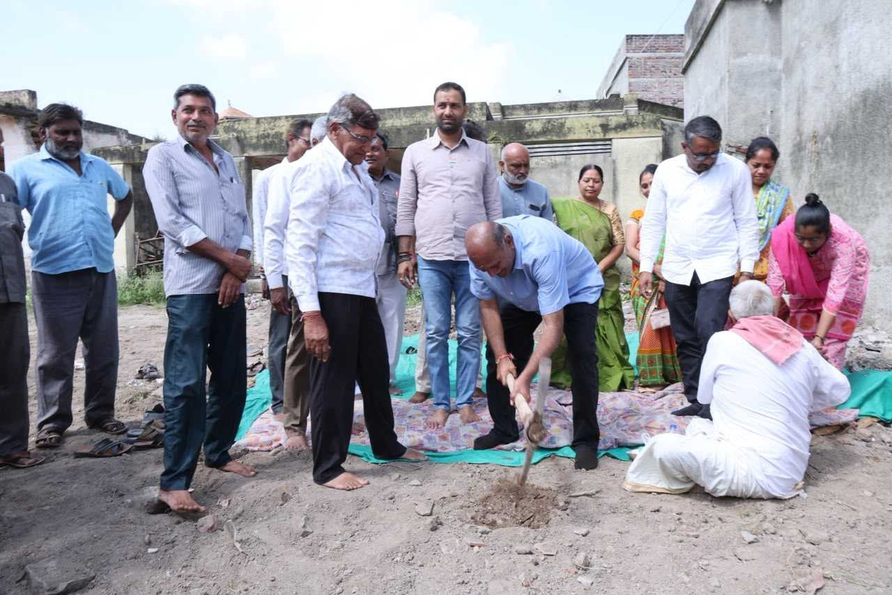 अमरेली के मेघा पीपलिया में विभिन्न विकास कार्यों का शिलान्यास करते हुए कानून और ऊर्जा राज्यमंत्री श्री कौशिकभाई वेकरिया