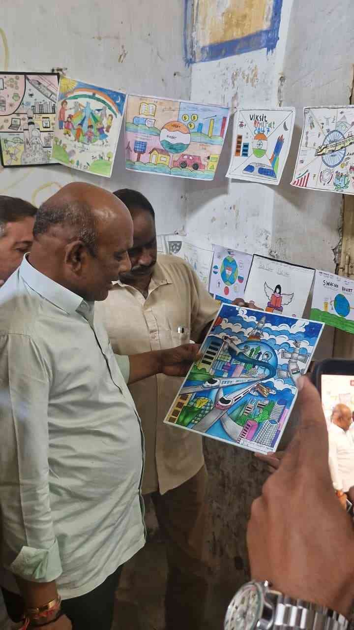 अमरेली जिले में 'विकसित भारत 2047' थीम पर तालुका स्तरीय चित्रकला और वक्तृत्व प्रतियोगिताएं संपन्नसांसद श्री भरतभाई सुतरिया और विधायक श्री जे. वी. काकड़िया ने तालुका स्तरीय प्रतियोगिताओं में उपस्थित रहकर बच्चों को प्रोत्साहन दिया