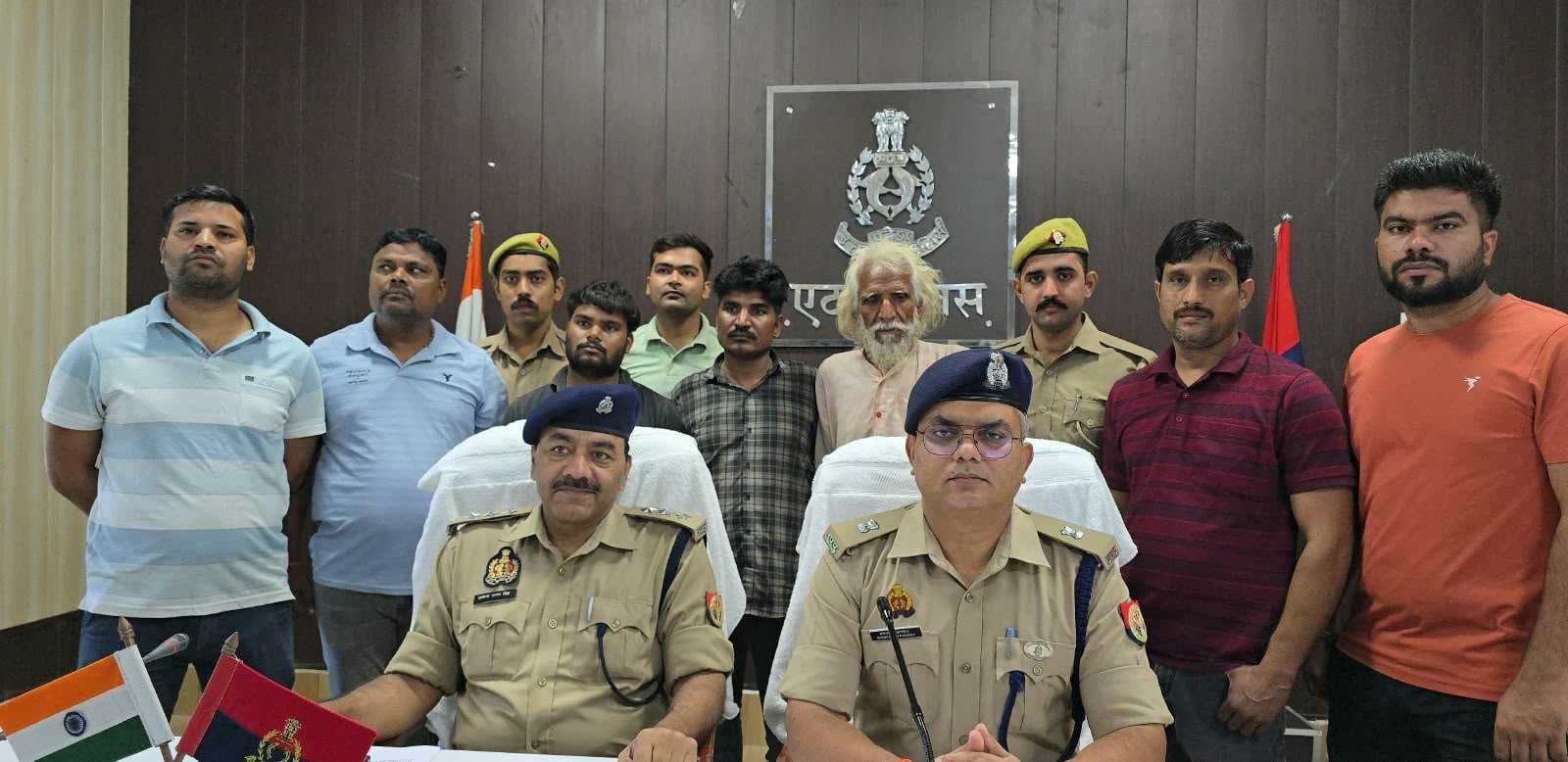 अवागढ़ दोहरे हत्याकांड का खुलासा, 25 हजार के इनामी समेत तीन गिरफ्तारहथौड़े से वार कर मां-बेटी की हत्या का आरोप, फरार रुकमपाल की तलाश जारी