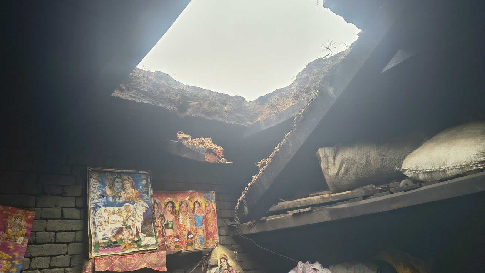 बारिश में दो गांवों की गिरी छत, घरेलू सामान क्षतिग्रस्त।