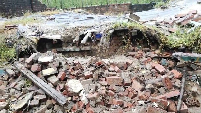 बारिश का कहर: रात में भरभराकर गिरे दो कच्चे मकान, महिला घायल