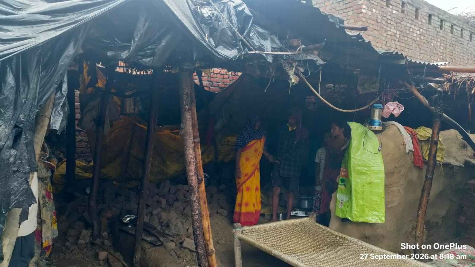 गरीब का आशियाना बारिश में ढहा, मलबे में दबी जिंदगी