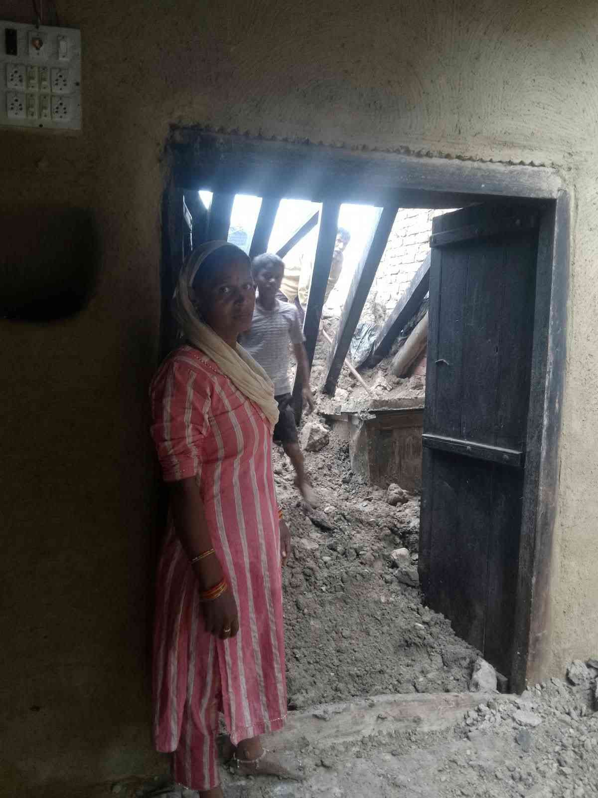 बारिश ने छीनी गरीबों की छत, मलबे में दब गए अरमान