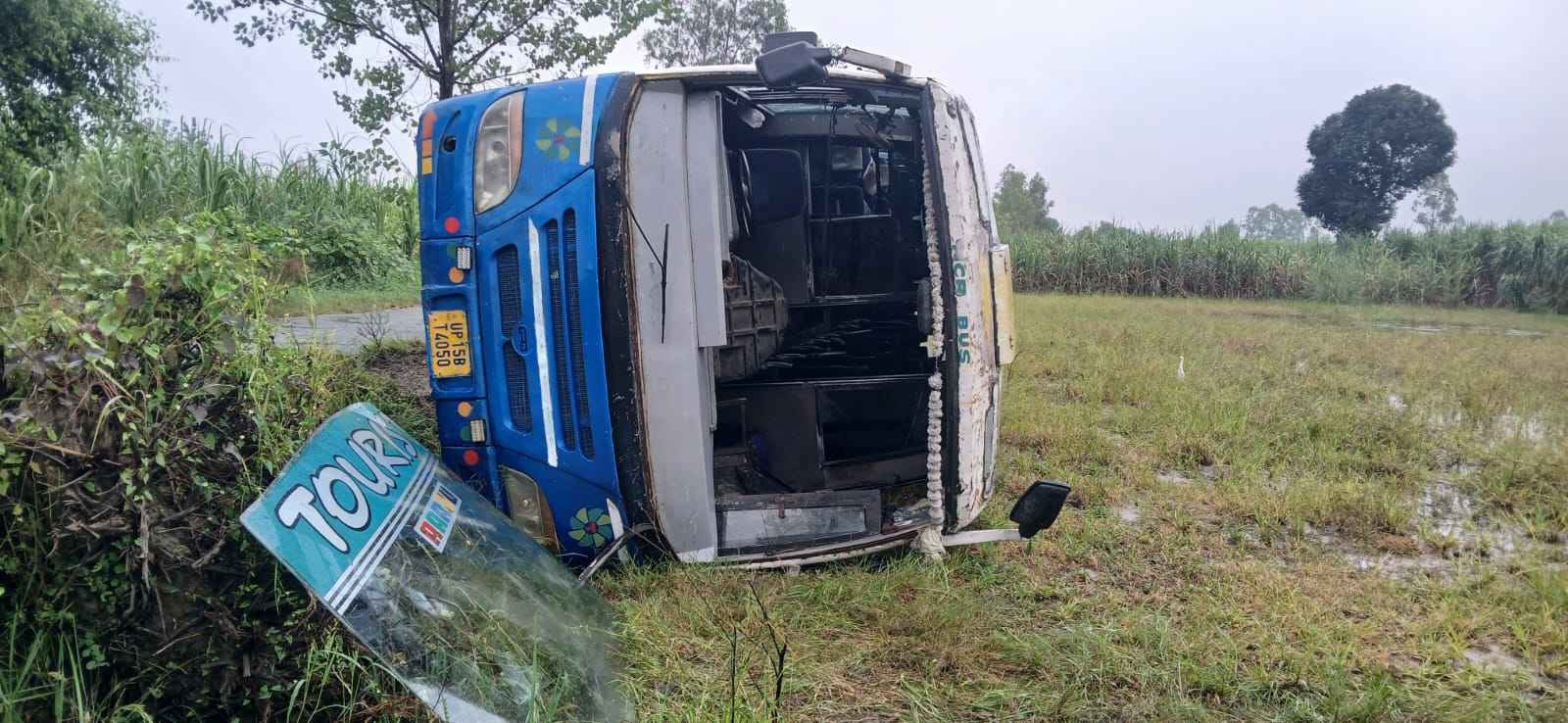 झड़का के पास बच्चों से भरी स्कूल बस पलटी, मचा हड़कंप