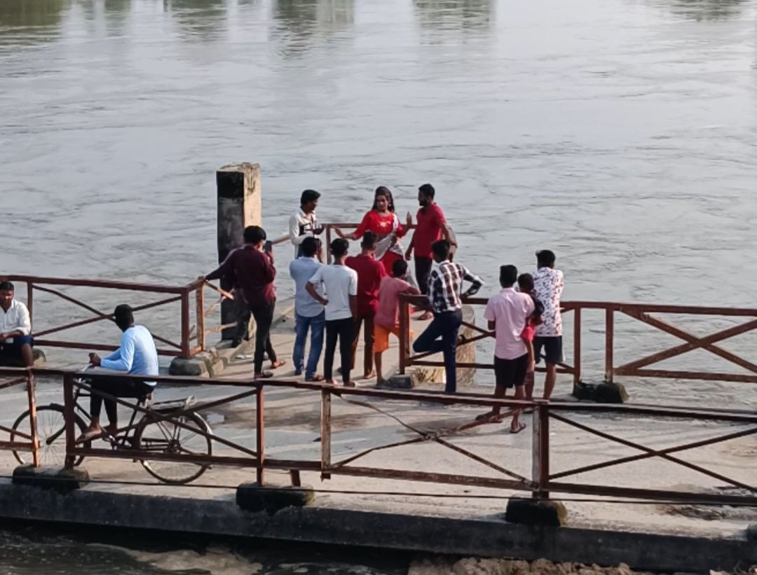 कटना नदी उफान पर, फिर भी पुल पर रीलबाजी! जान जोखिम में डालकर डांस का वीडियो वायरल