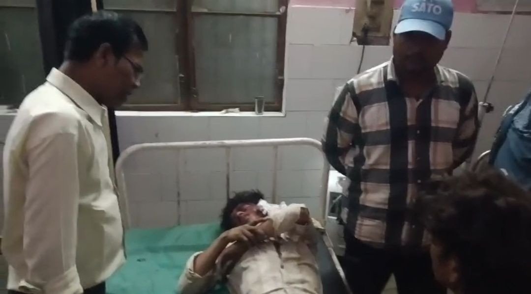 जर्जर मकान का लेंटर तोड़ते समय भरभराकर गिरी छत, 3 श्रमिक दबे