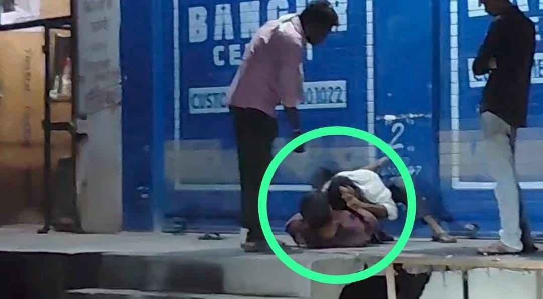 शराब ठेके के पास दो पक्षों में मारपीट, वीडियो वायरल