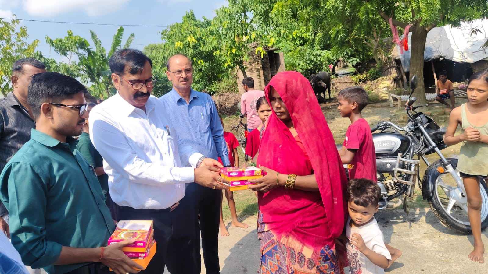 गोंडा सीडीओ,एडीएम एवं आपदा विशेषज्ञ ने बाढ़ प्रभावित गांवों में पहुंचाया राहत पैकेट