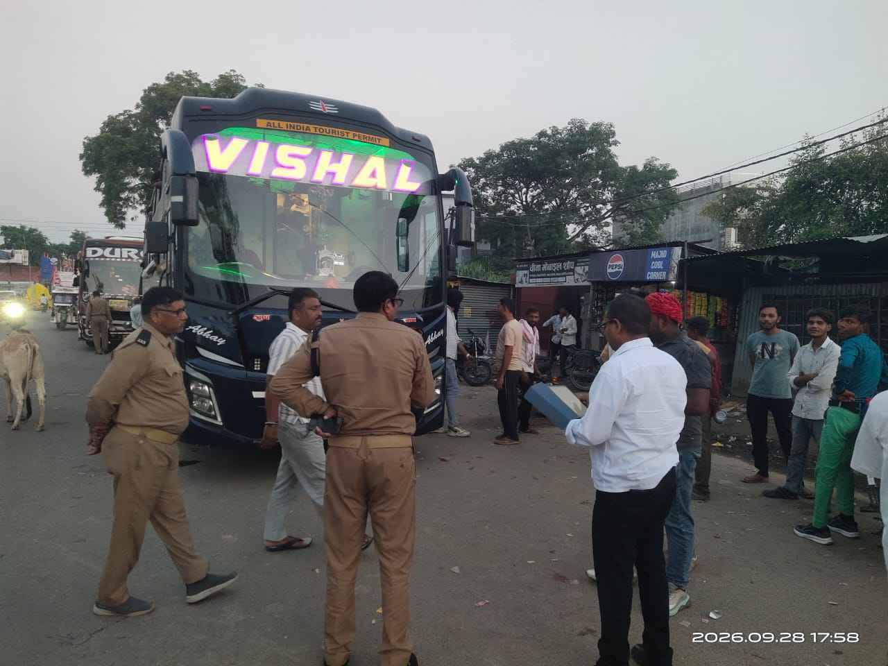 करनैलगंज चौराहे पर परिवहन विभाग की संयुक्त कार्यवाही टूरिस्ट परमिट बसों की सघन जांच, तीन का चालान