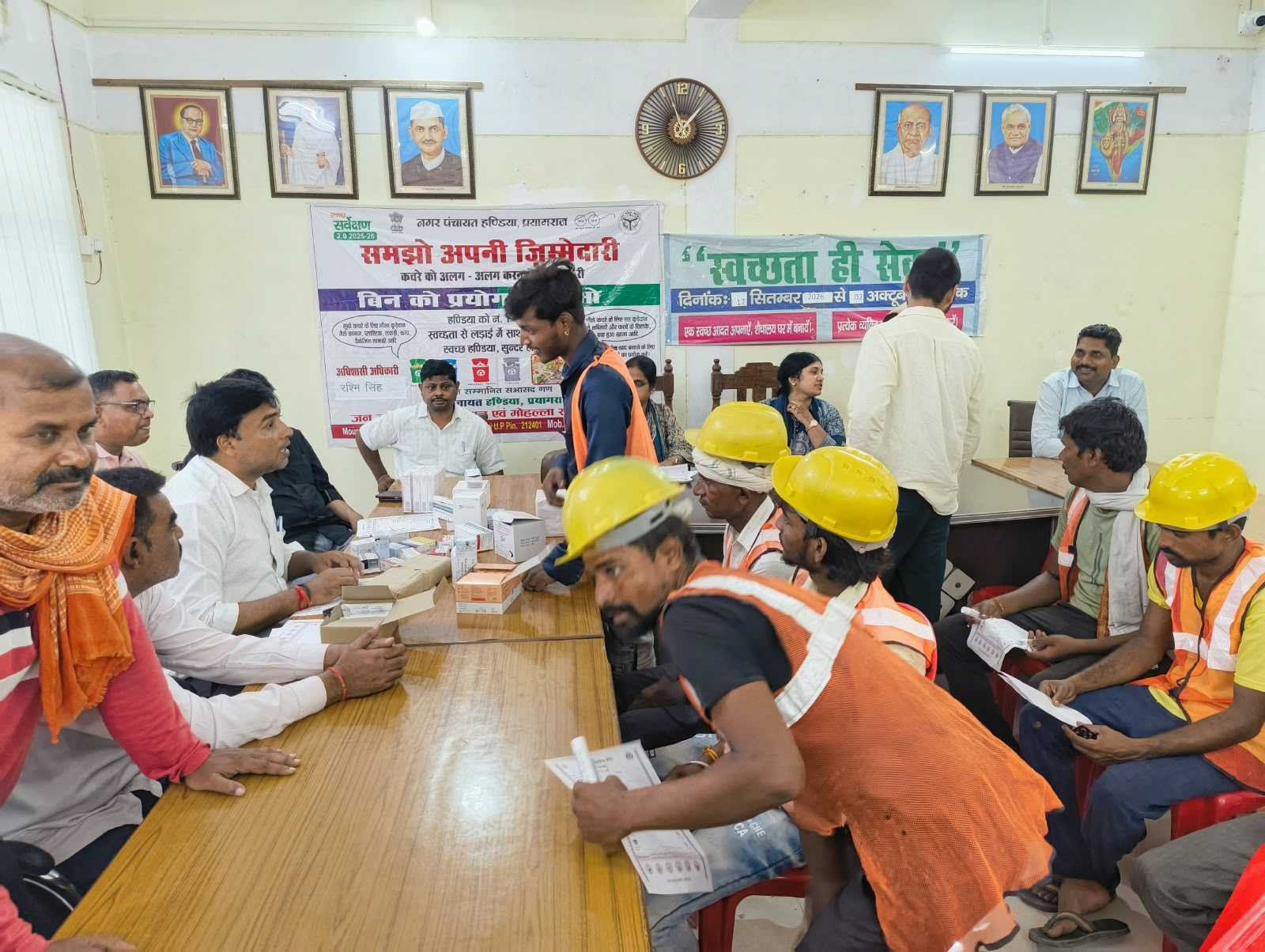 स्वच्छ भारत मिशन के तहत नगर पंचायत हंडिया में स्वच्छता अभियान
