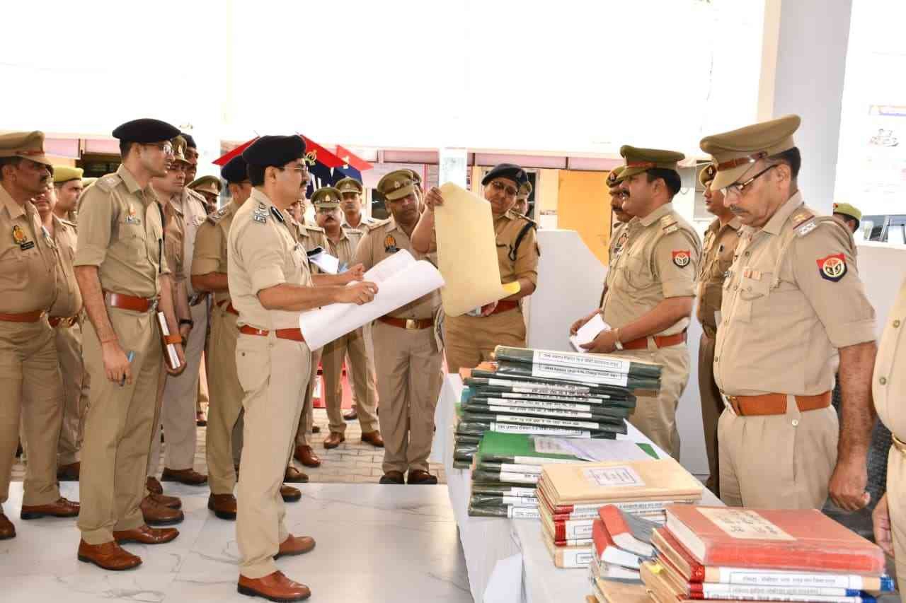 हापुड़ नगर थाने के वार्षिक निरीक्षण में डीआईजी ने दिए सख्त निर्देश