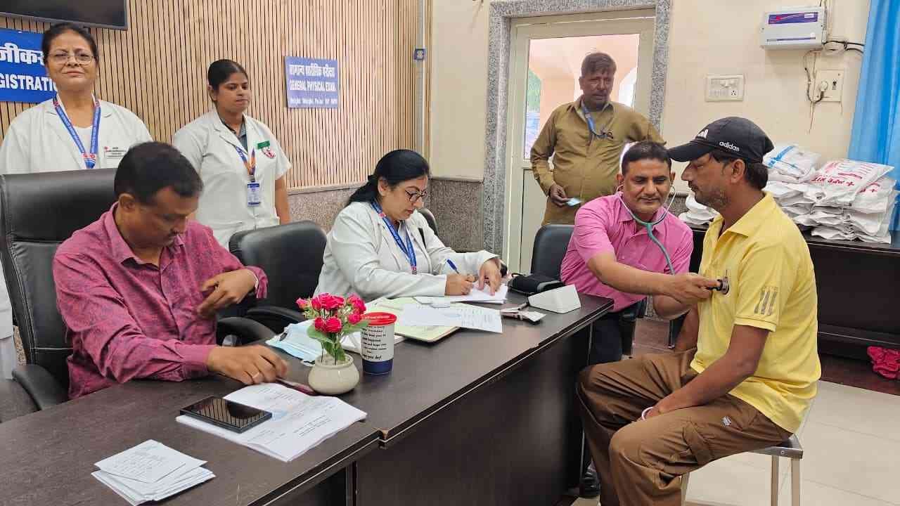 विशेष स्वास्थ्य जाँच शिविर में रेलवे के सफाई मित्रों के स्वास्थ्य का हुआ परीक्षण
