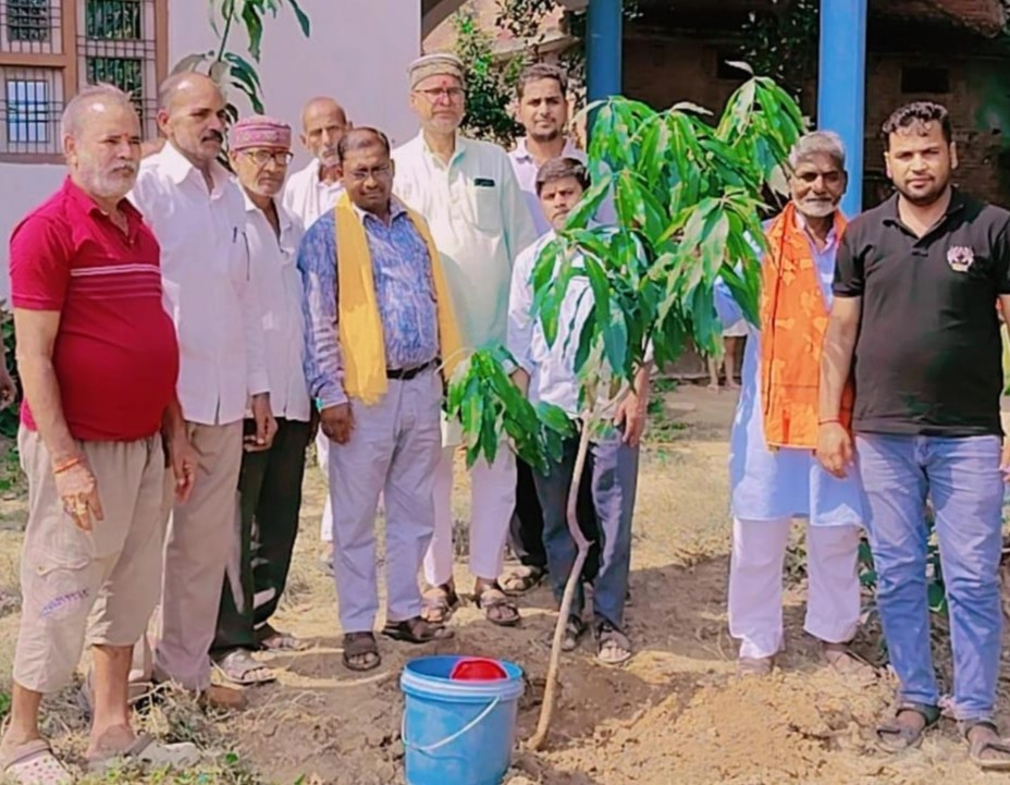 देल्हूपुर मंडल में कई बूथों पर लव सिंह गहलौत के नेतृत्व में हुआ वृक्षारोपण**खमपुर, मिर्जापुर और बांसी में भाजपा पदाधिकारियों ने किया वृक्षारोपण*