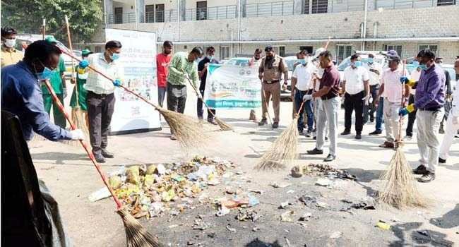 काठगोदाम स्टेशन पर रेलवे एवं नगर निगम हल्द्वानी के संयुक्त तत्वावधान में चला विशेष स्वच्छता अभियान