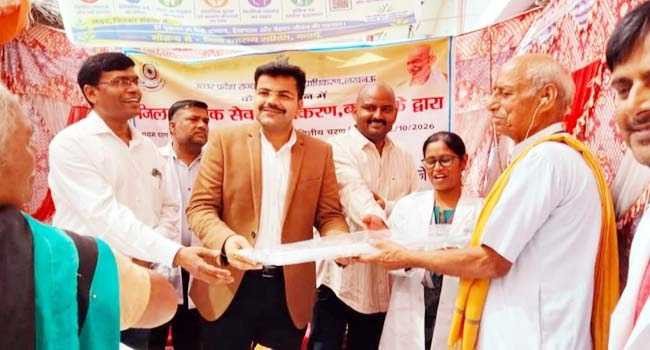 सिविल जज ने वृद्धजनों में बांटी दवाईयां और फल