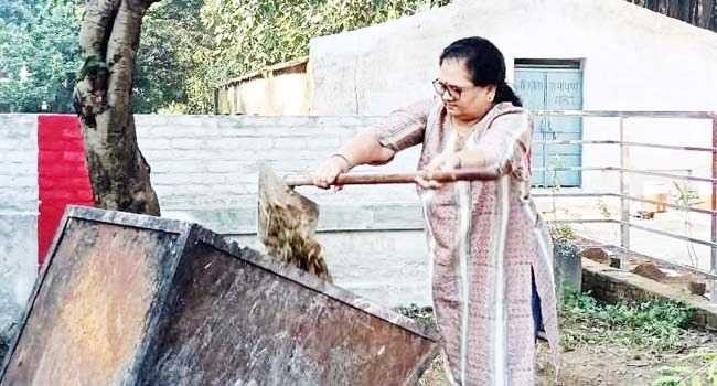 मंडल रेल प्रबंधक ने श्रमदान कर रेल परिसर की करी साफ-सफाई, एक पेड़ मां के नाम के तहत किया पौधारोपण