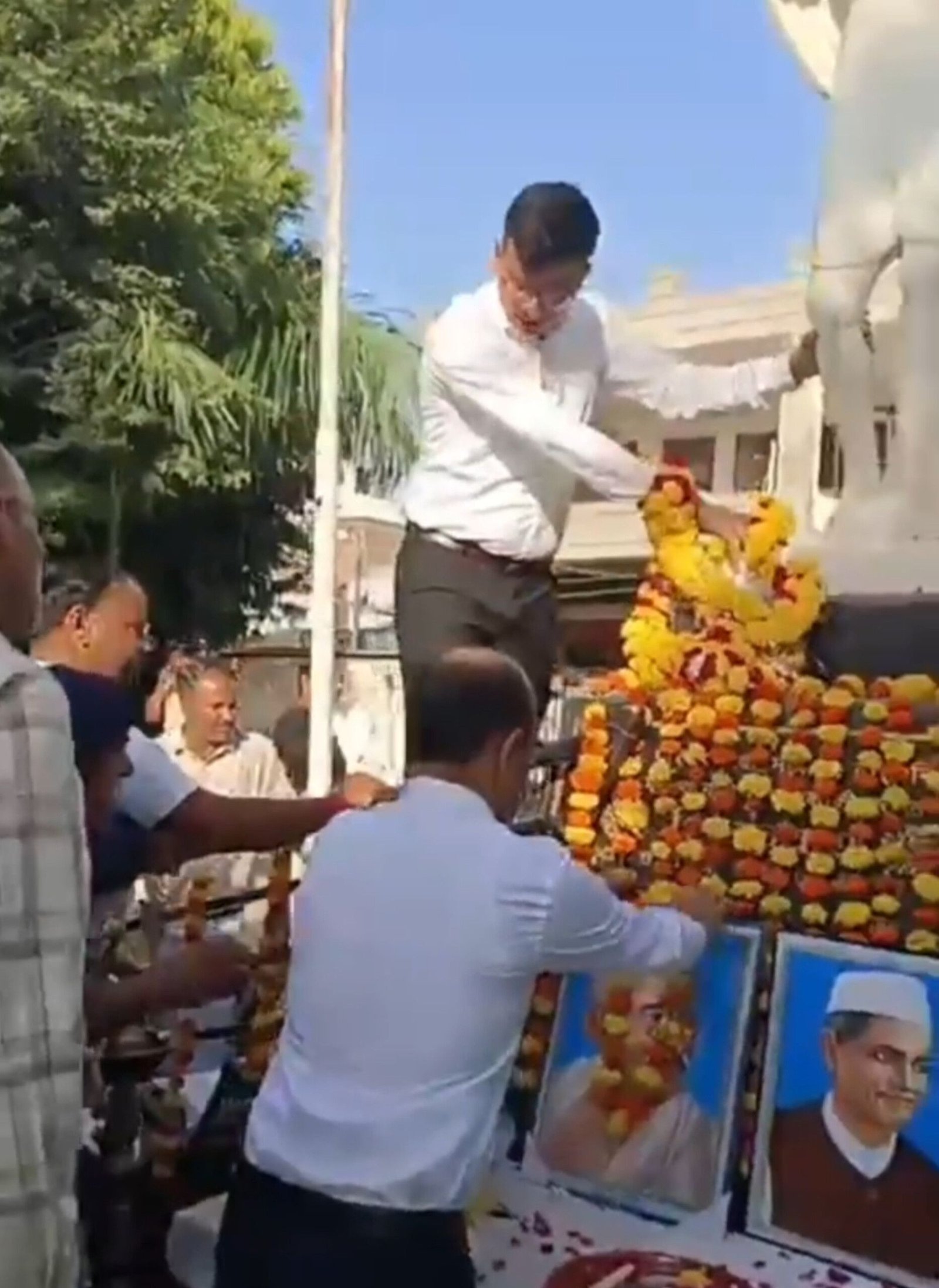 गांधी जयंती समारोह में बड़ा हादसा टला, माल्यार्पण के दौरान फिसली सीढ़ी—बाल-बाल बचे सीईओ