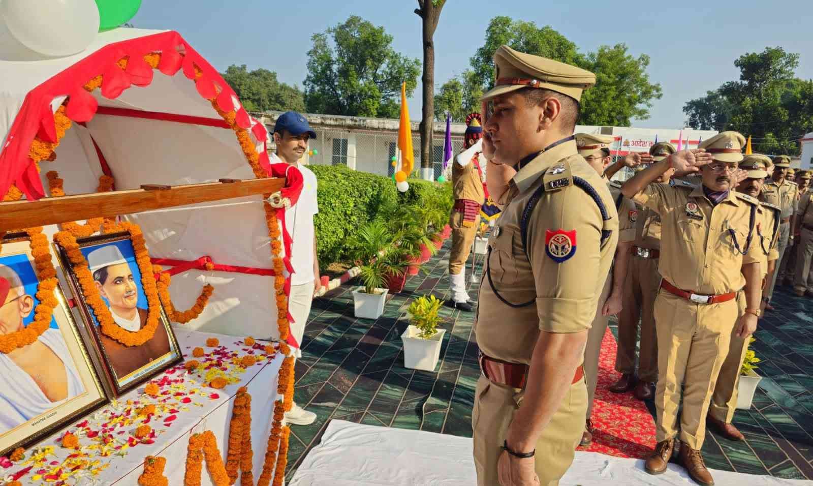  राष्ट्रपिता महात्मा गांधी एवं पूर्व प्रधानमंत्री लाल बहादुर शास्त्री जी की जयंती के अवसर पर पुलिस अधीक्षक प्रतापगढ़ द्वारा श्रद्धा-सुमन अर्पित कर किया गया नमन।पुलिसकर्मियों को दिलाई सत्य और कर्तव्यनिष्ठा की शपथ