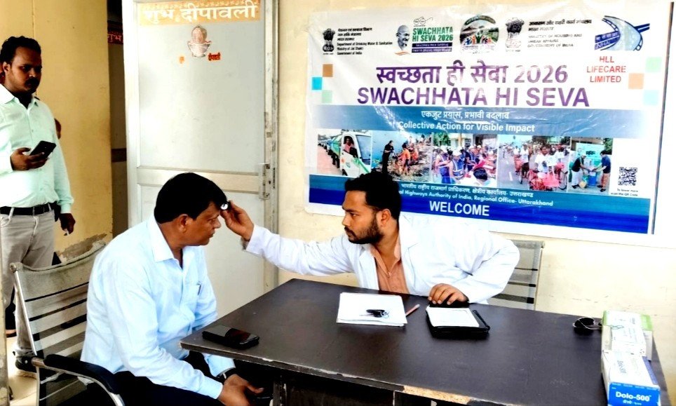 स्वास्थ्य शिविर में मरीजों की जांच।