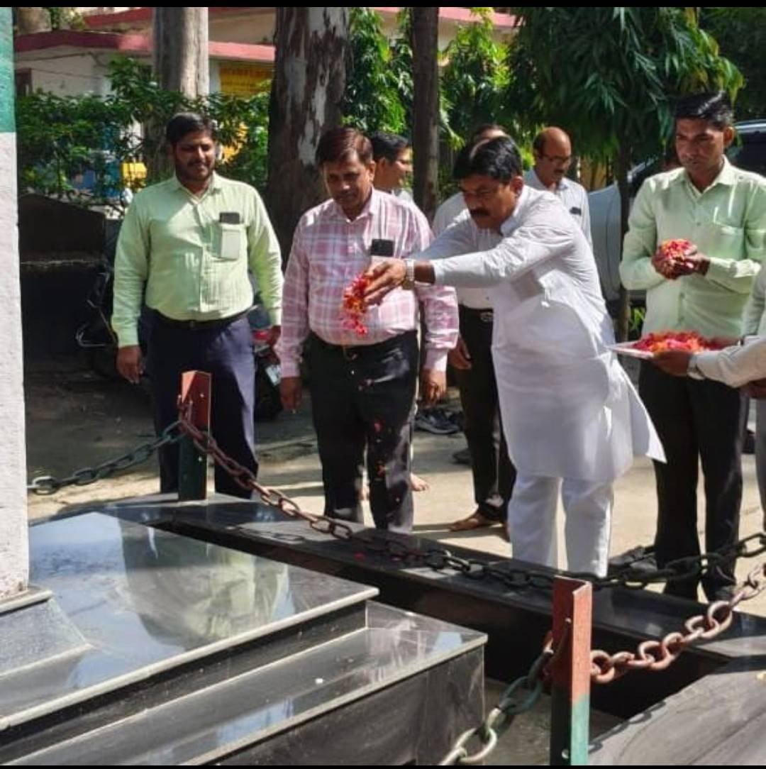 गाँधी जी एवं शास्त्री जी की जयंती ब्लॉक भोजीपुरा मे प्रतिमा पर पुष्प अर्पित कर, गीत गाकर, मिठाई बांटकर हर्ष उल्लास के साथ मनाई गई