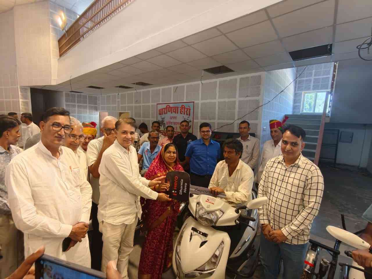 जायल विधायक कोष से स्वीकृत 16 दिव्यांगजनों को स्कूटियों का वितरण