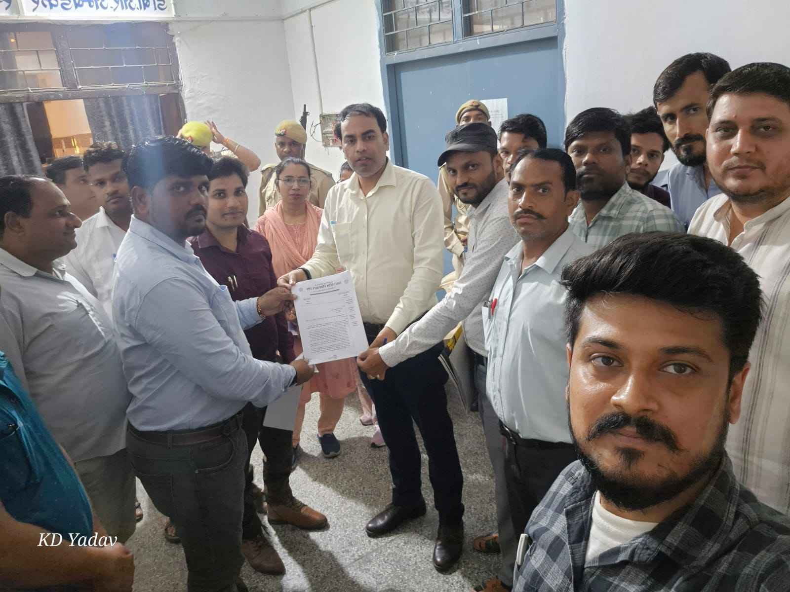 लेखपालों ने किया संपूर्ण समाधान दिवस का बहिष्कार, तहसीलों में दिया धरना