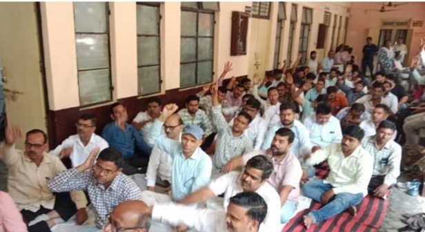 बदायूं: मांगों को लेकर लेखपालों का प्रदर्शन, संपूर्ण समाधान दिवस का किया बहिष्कार