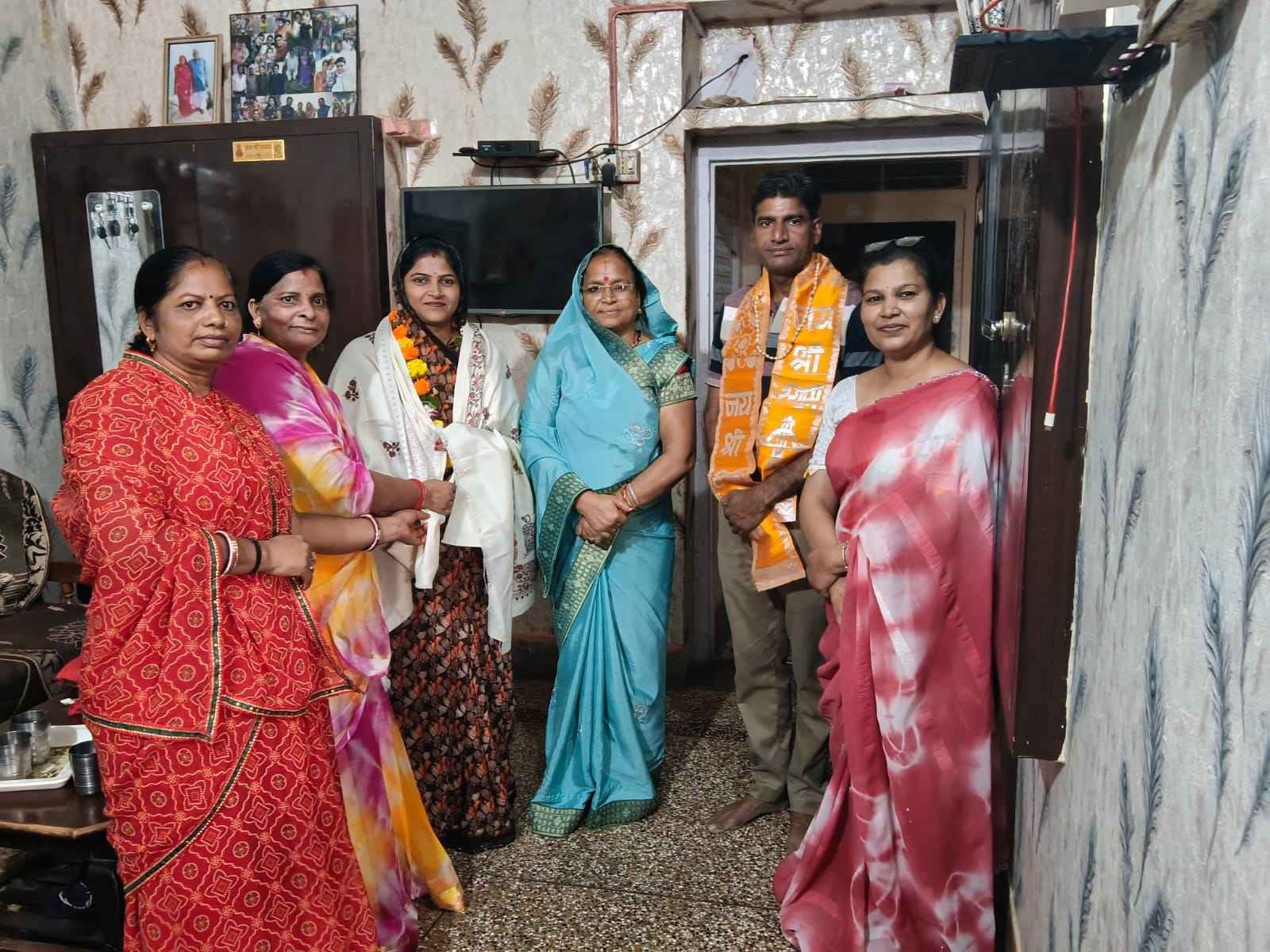 महिला मोर्चा ने नवनिर्वाचित पार्षद अनुराधा शर्मा का किया सम्मान
