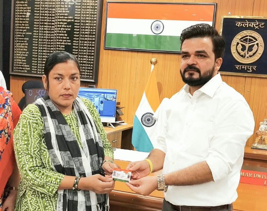आयुष्मान कार्ड ने जगाई इलाज की आस, जनता दर्शन में डीएम ने तीन जरूरतमंदों को दी राहत