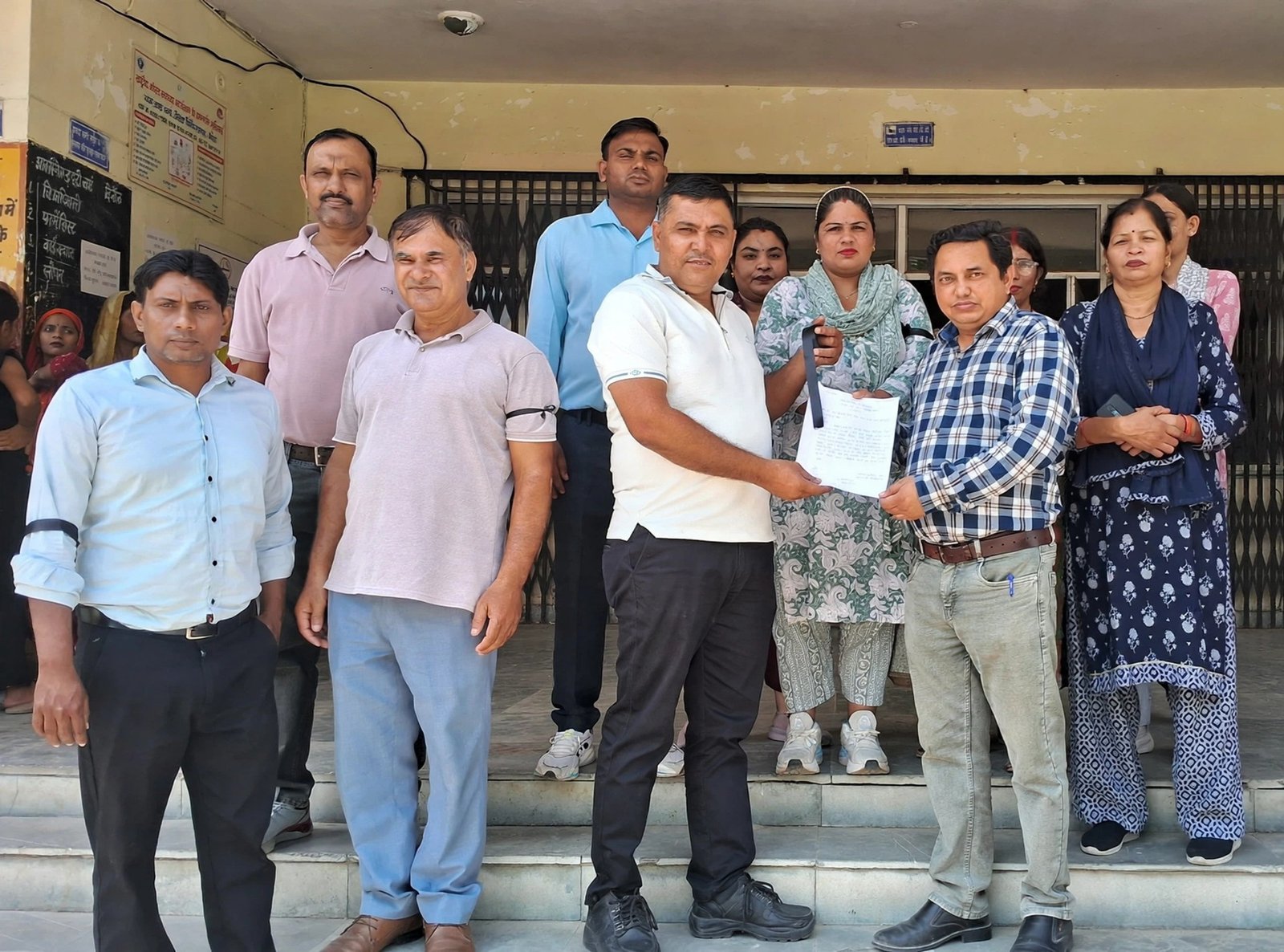  संविदा कर्मचारियों ने अपनी मांगों को ज्ञापन सीएचसी प्रभारी को सौंपा।