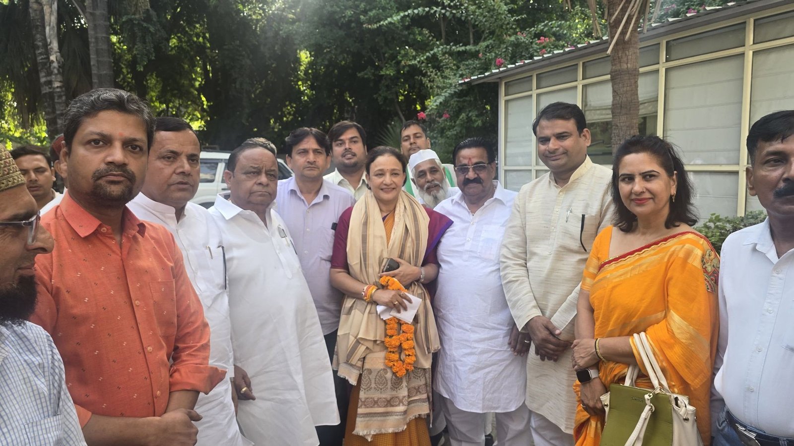 उत्तर प्रदेश कांग्रेस कमेटी की नवनियुक्त प्रदेश अध्यक्ष आराधना मिश्रा मोना को कांग्रेस जनों ने दी बधाई, पुष्पगुच्छ देकर किया स्वागत