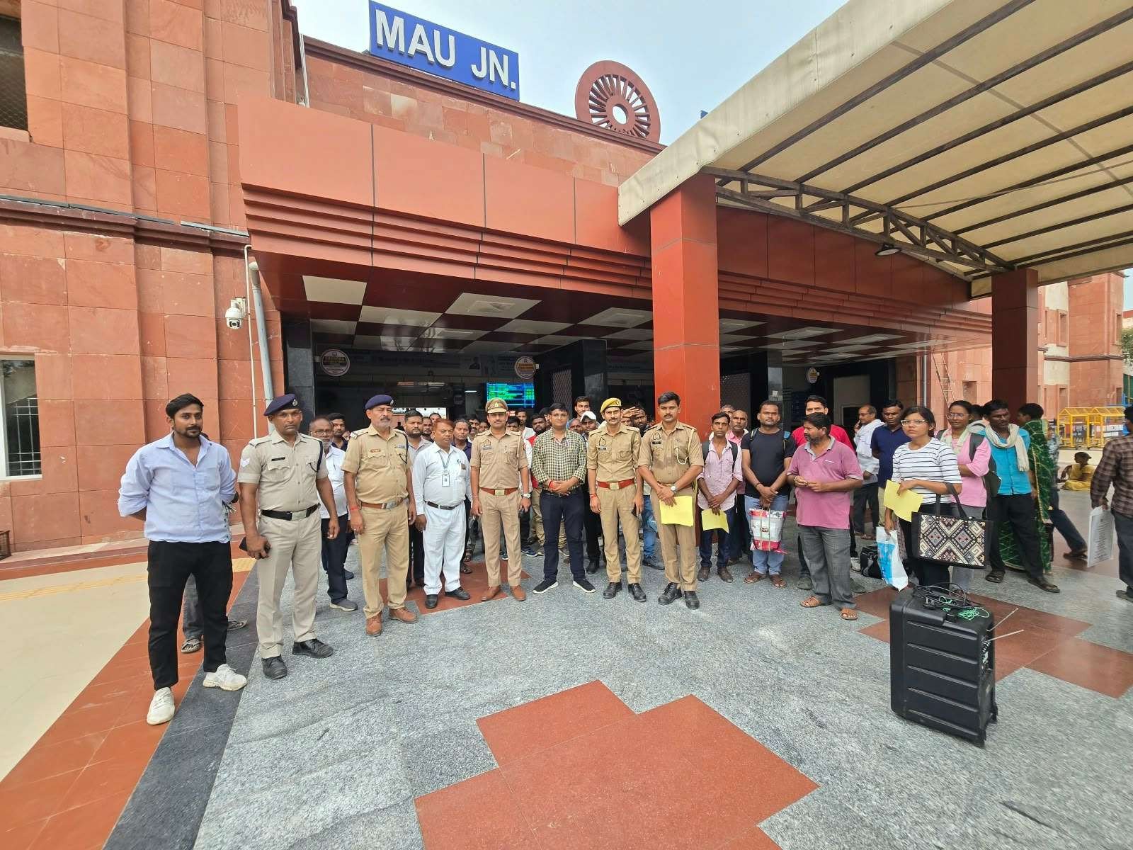 मऊ जंक्शन पर साइबर अपराध जागरूकता कार्यक्रम, यात्रियों को ठगी से बचाव की दी जानकारी 