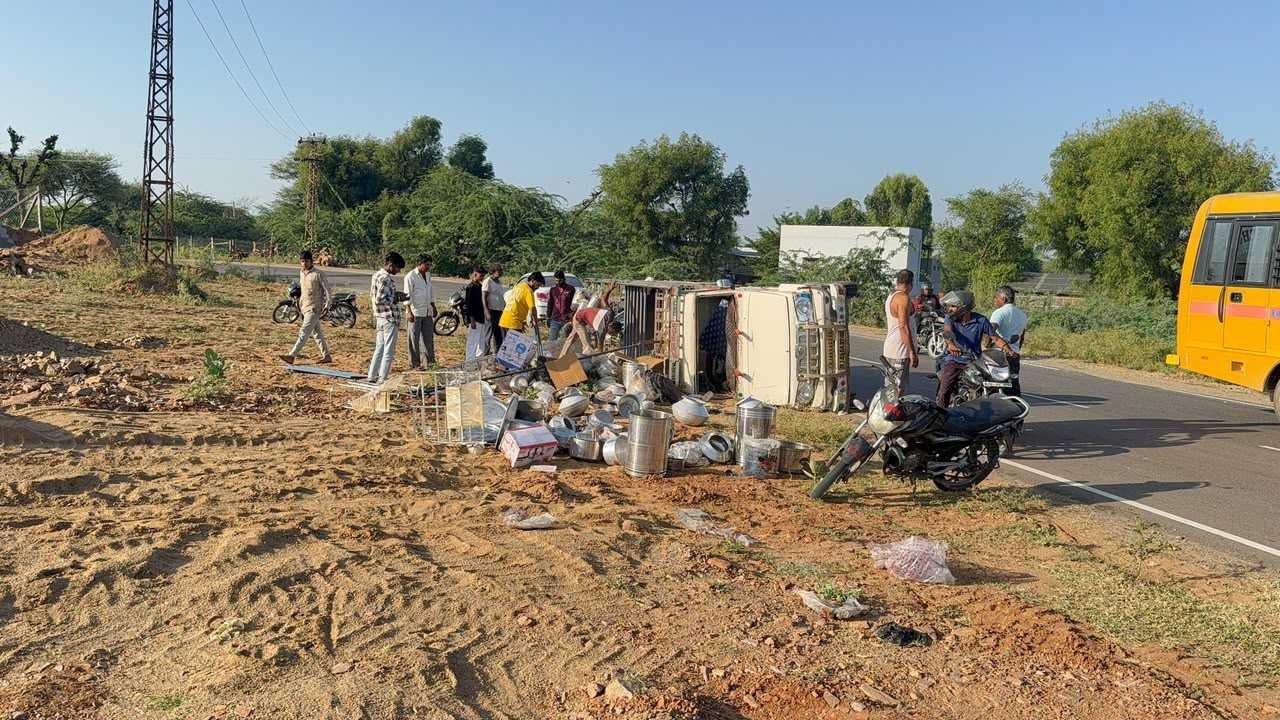 डबल मोड़ पर असंतुलित होकर पलटी पिकअप बड़ा हादसा टला जनहानि नहीं