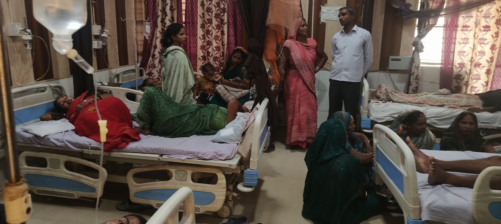 सीएचसी पट्टी के डेंगू वार्ड में बिना मच्छरदानी मरीज, आयुष्मान वार्ड में एसी बेअसर—गर्मी और दुर्गंध से परेशान मरीज
