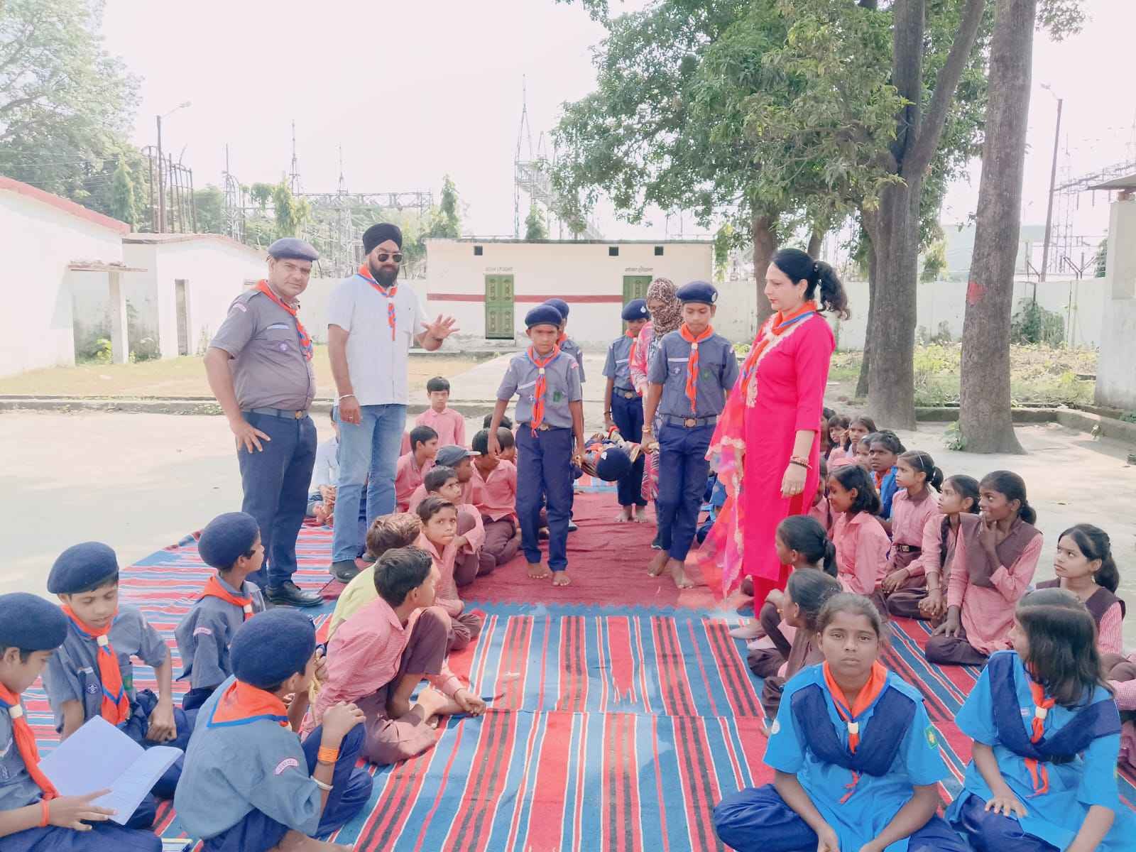 प्राथमिक उपचार से टेंट पिचिंग तक, हुनर सीख रही छात्राएं