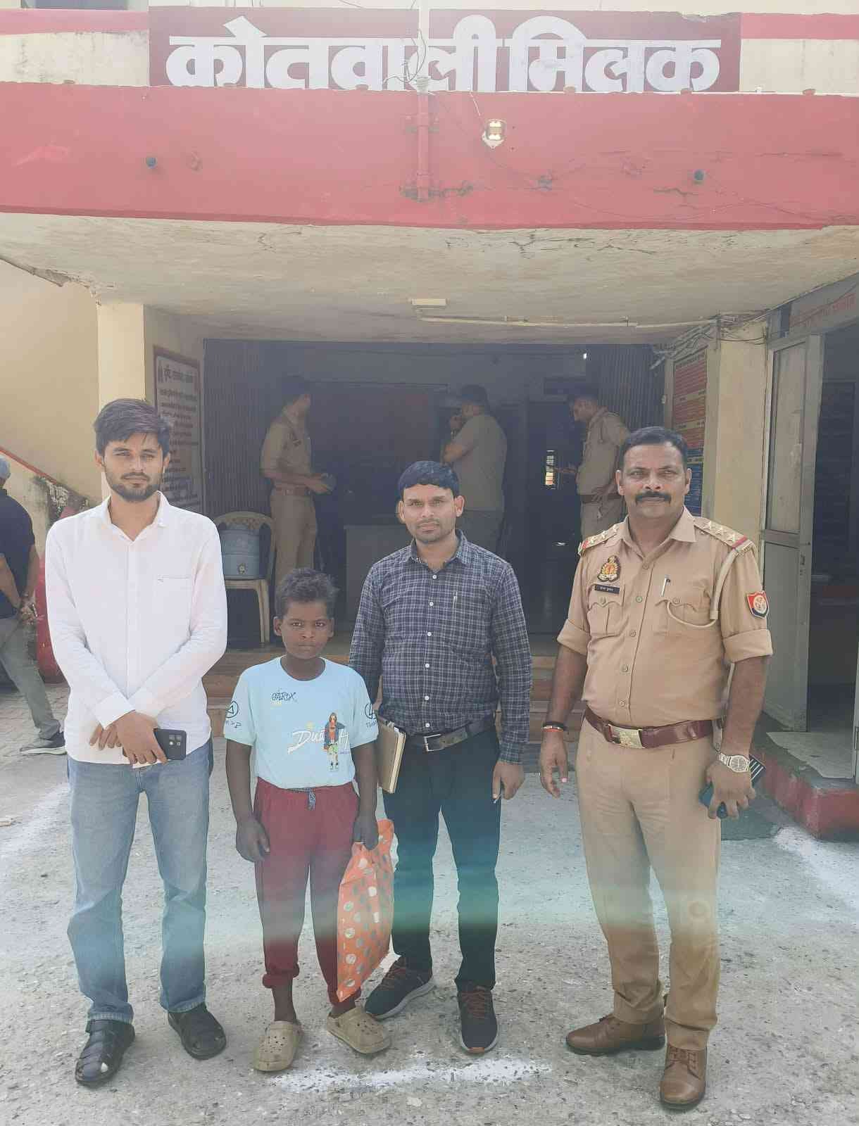 चाइल्ड हेल्पलाइन ने बरेली के 10 वर्षीय बालक को परिजनों से मिलाया