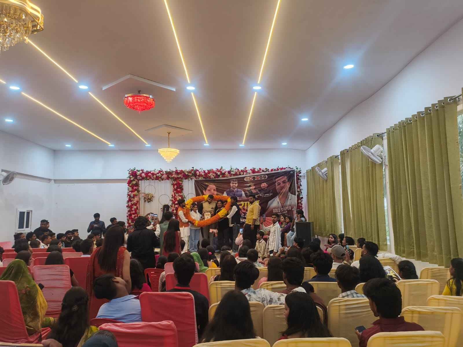 सुरापुर कादीपुर में हुआ वनडे सेमिनार एवं क्रिएटर मीटअप, नामचीन कलाकारों और क्रिएटर्स का दिखा संगम