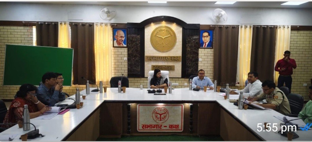सड़क सुरक्षा समिति की बैठक में डीएम ने जताई चिंता, स्कूली वाहनों की सुरक्षा को लेकर दिए सख्त निर्देश
