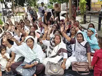 अमरिया CHC में आशा-संगिनियों का धरना, लंबित मानदेय और मांगों को लेकर जताई नाराजगी
