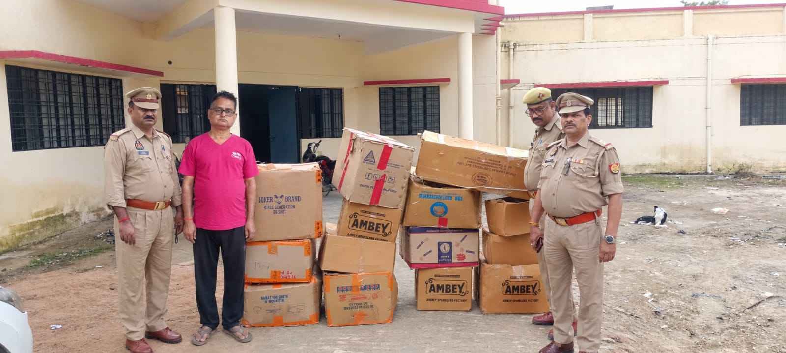 मुखबिर की सूचना पर एक बंद मकान से अवैध आतिशबाजी हुई बरामद 