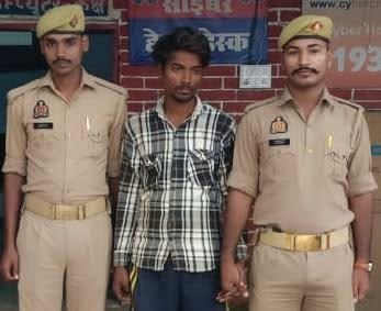 अधमरे सांप पर पेट्रोल डालकर जलाया, वीडियो वायरल होने पर आरोपी हिरासत मेंदरोगा की तहरीर पर वन्यजीव संरक्षण अधिनियम के तहत मुकदमा दर्ज, सोशल मीडिया पर वायरल वीडियो का पुलिस ने लिया संज्ञान