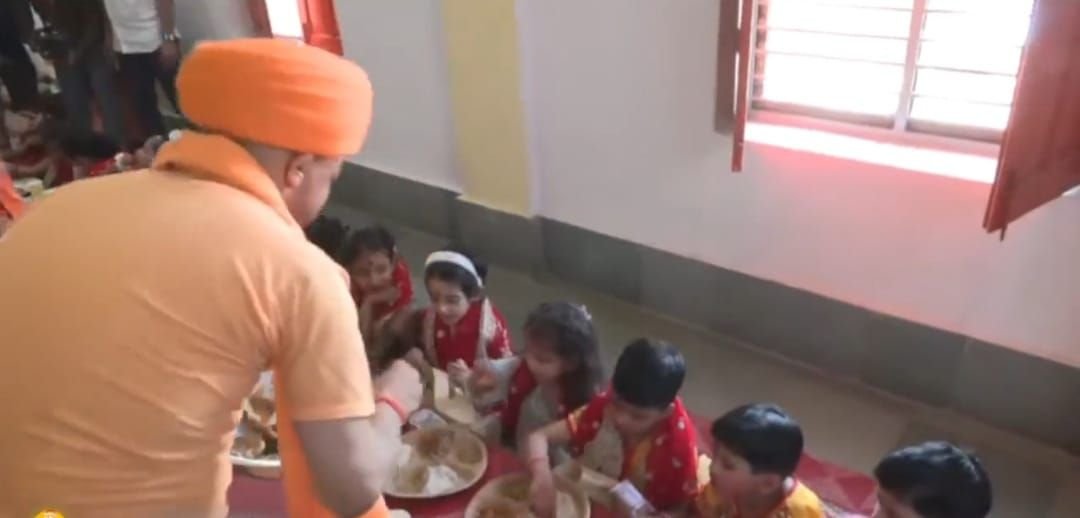 महानवमी पर सीएम योगी ने किया कन्या पूजन, कन्याओं के पांव पखारकर लिया आशीर्वाद
