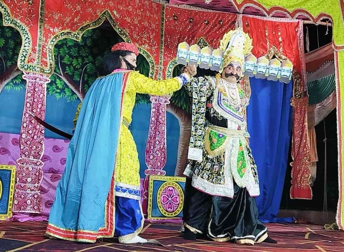 हस्तिनापुर रामलीला: रावण-कुंभकरण जन्म और श्रीराम के अवतरण से गूंजा पंडाल, दर्शकों में दिखा भारी उत्साह